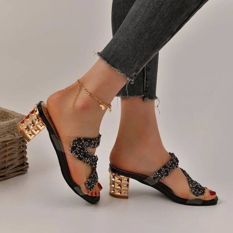 Sandalen mit Absätzen und Pailletten