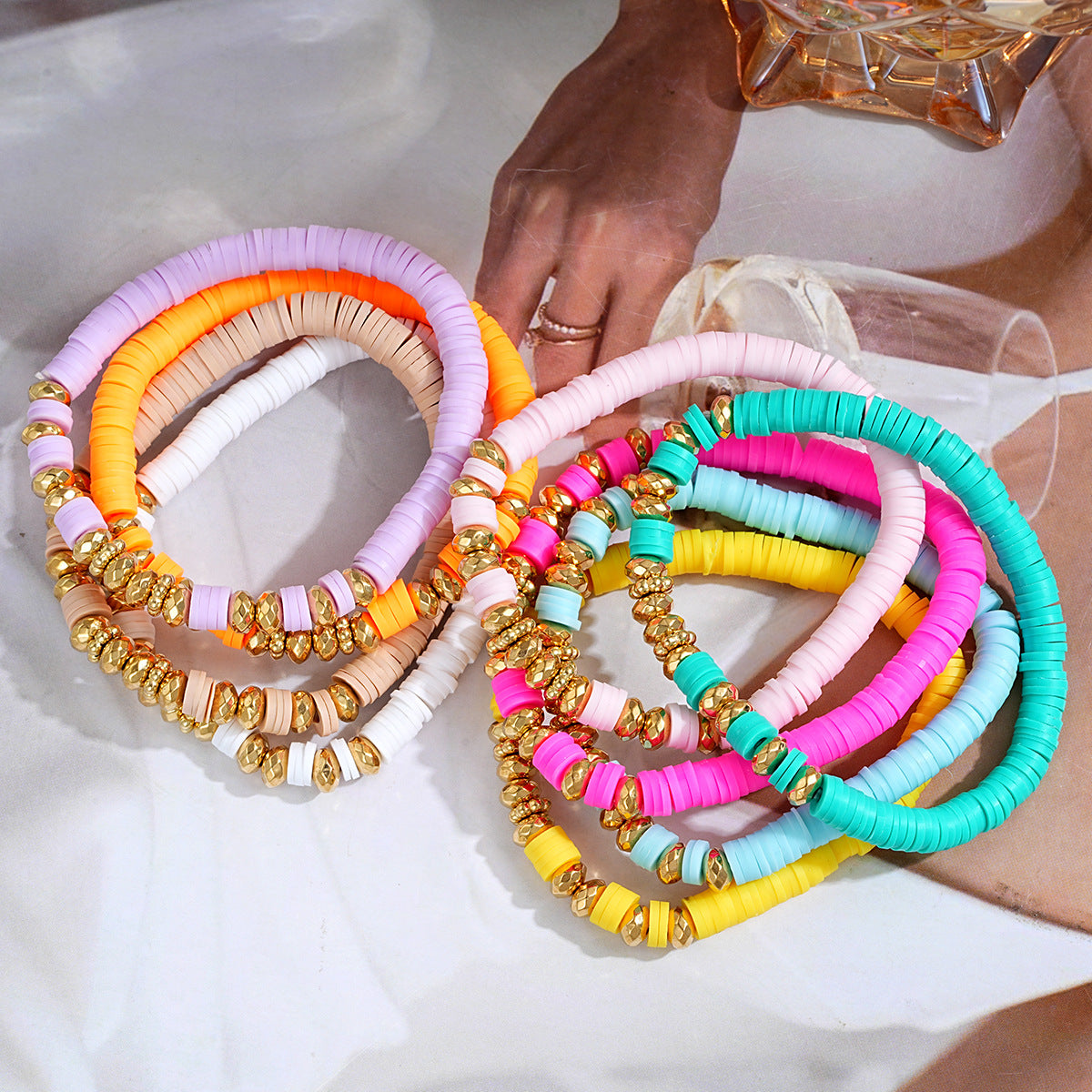 Damen Armband-Set mit bunten Perlen und goldenen Akzenten Shop Nory