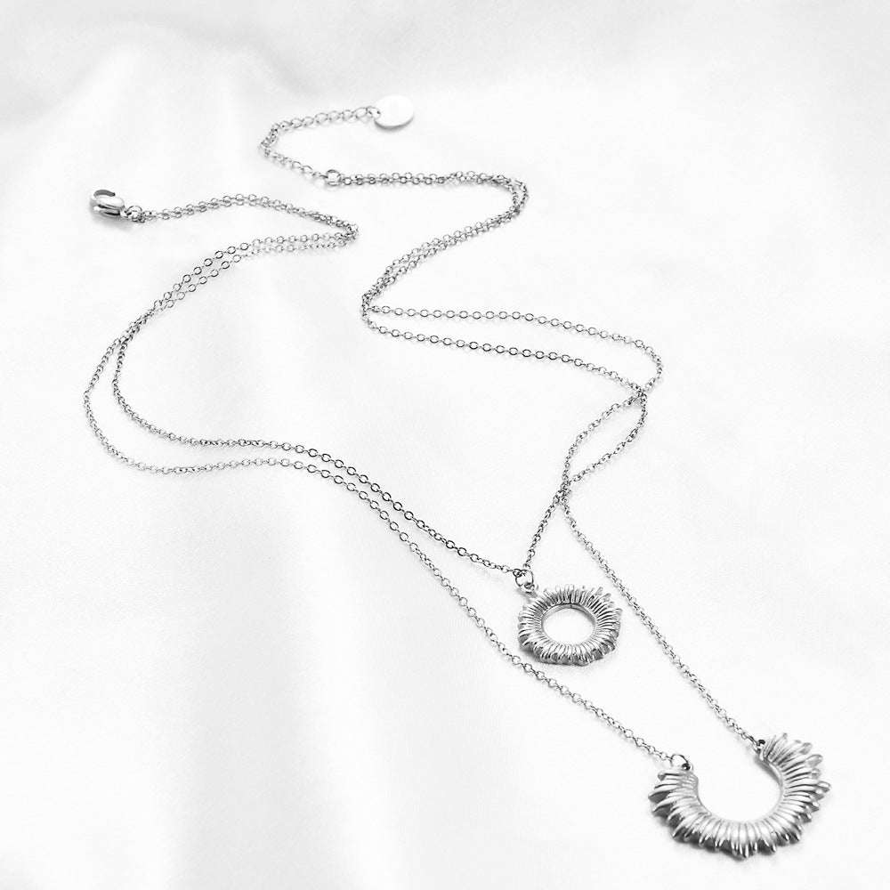 Damen Halskette mit doppellagigem Anhänger im modernen Sonnenmotiv Shop Nory