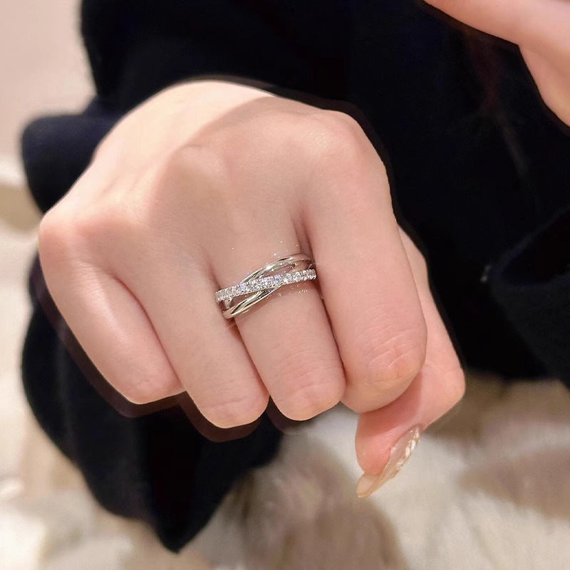 Damenring mit kunstvollen Details und funkelnden Zirkonia Shop Nory