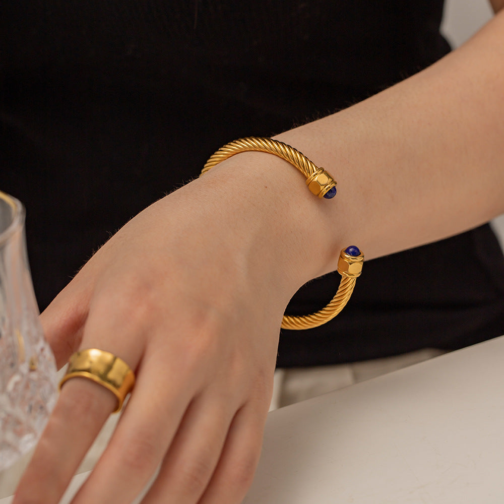 Damen Offenes Armreif mit elegantem Drahtdesign und wertvollen Edelsteinakzenten Shop Nory