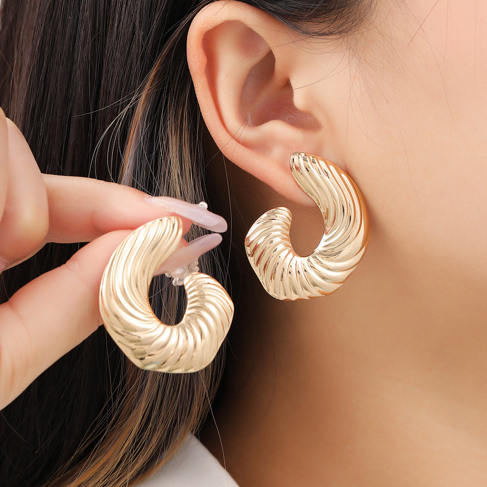 Damen Stilvolle Ohrclips mit geschwungenem Design Shop Nory