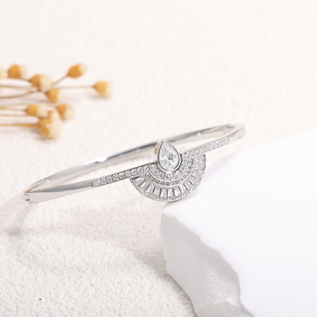 Damen Armreif mit elegantem Unendlichkeit-Muster und funkelnden Zirkonia Shop Nory