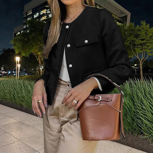 Damen Kurzjacke im Bouclé-Style mit Rundhalsausschnitt, Zierknöpfen und aufgesetzten Pattentaschen Shop Nory