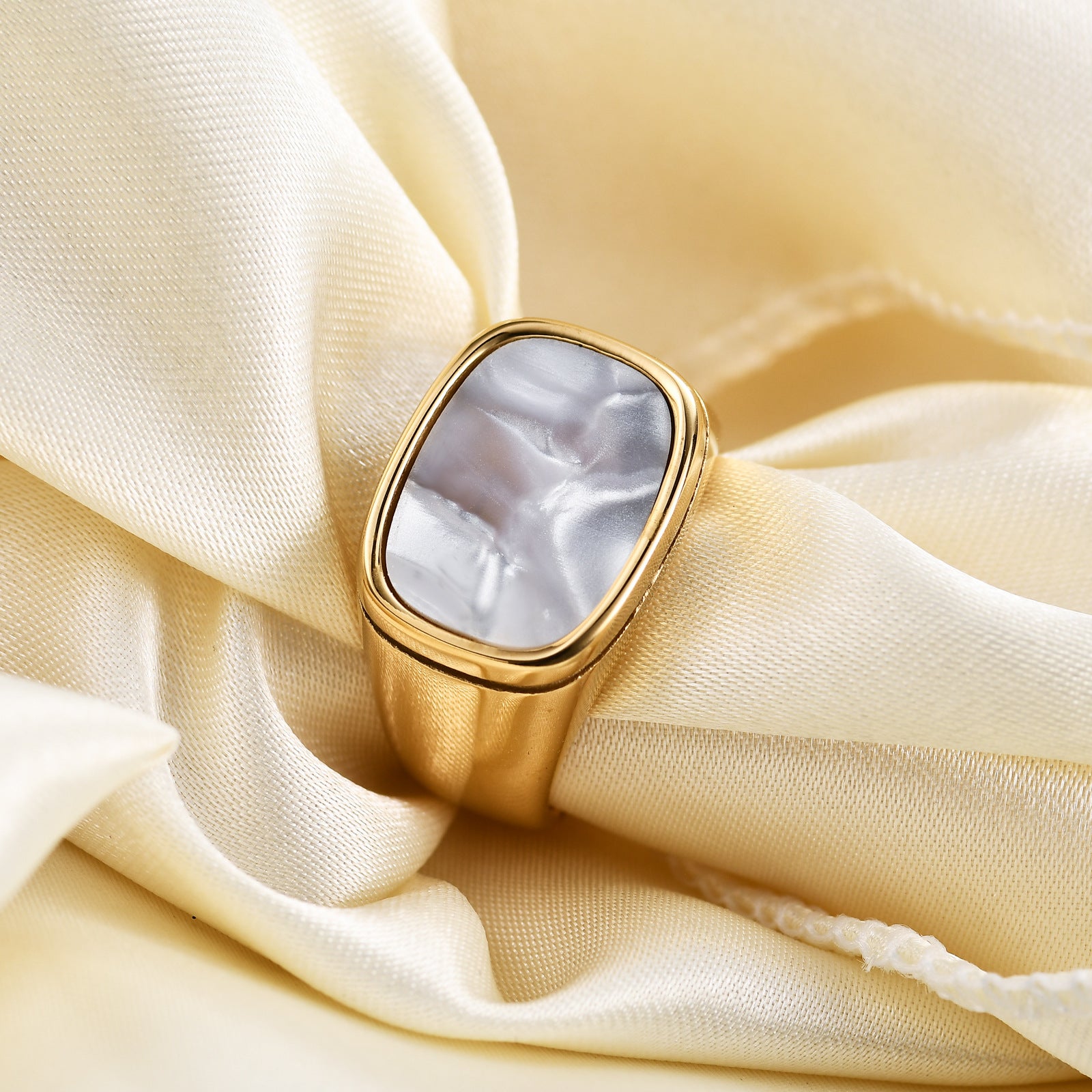 Damen Siegelring mit luxuriösem Perlmutt-Einsatz und elegantem goldfarbenem Finish Shop Nory