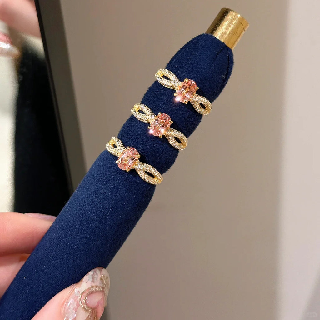 Damenring mit funkelnden Zirkonia-Details und romantischem Schleifenmotiv Shop Nory