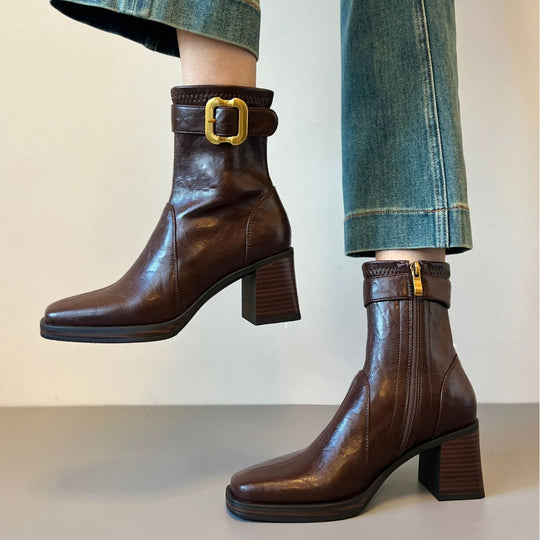 Damen knöchelhohe Glattleder‑Stiefelette mit markantem Blockabsatz, Plateau‑Sohle, seitlichem Reißverschluss und dekorativem Gurt Shop Nory