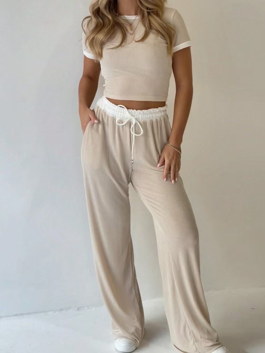 Damen lässiges zwei-teiliges Freizeit-Set mit cropped T-Shirt und weiten Hose
