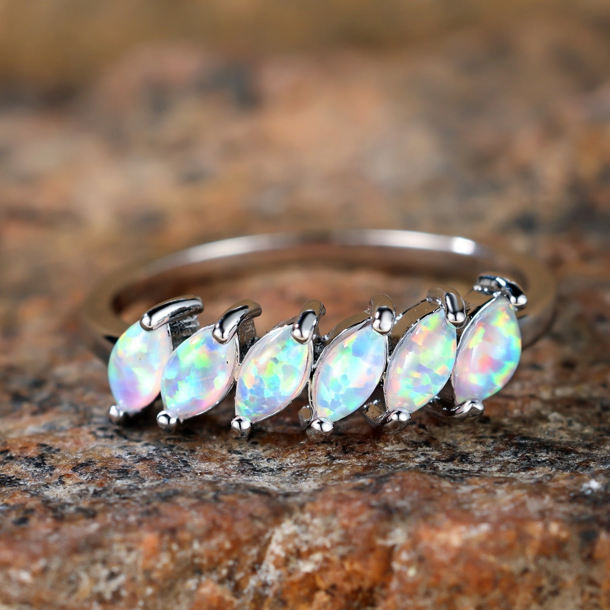 Damen Ring mit funkelnden Opal-Einlagen und zarter Goldfassung Shop Nory