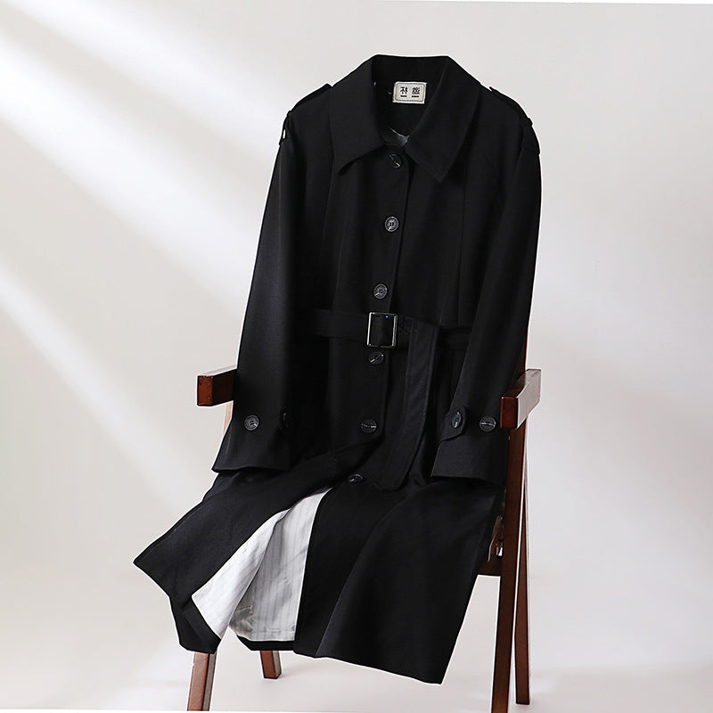 Herren Lang geschnittener Trenchcoat mit taillierendem Gürtel und dekorativen Schulterriegeln Shop Nory