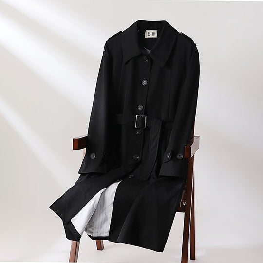 Herren Lang geschnittener Trenchcoat mit taillierendem Gürtel und dekorativen Schulterriegeln Shop Nory