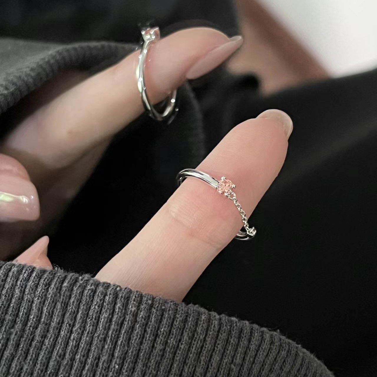Damen Offener Ring mit funkelndem Stein und Kettenakzent Shop Nory