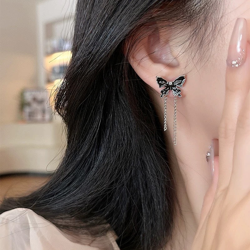 Damen Ohrstecker mit kunstvollem Schmetterlingsdesign und filigranen Kettendetails Shop Nory