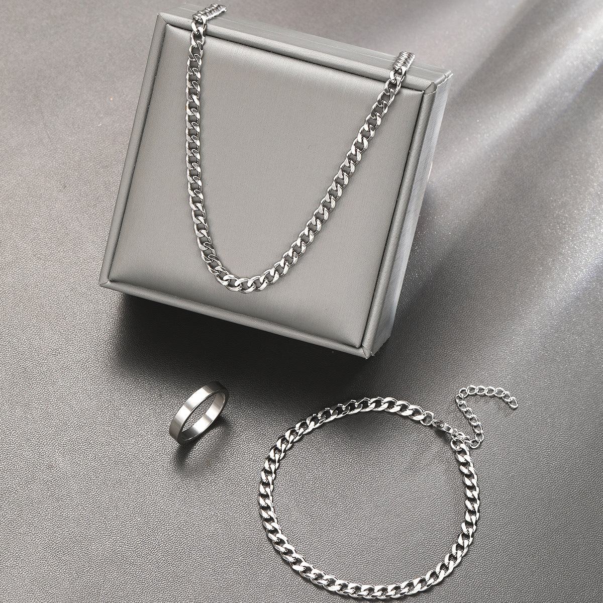 Damen Schmuckset bestehend aus eleganter Halskette, stilvollem Armband und zeitlosem Ring Shop Nory