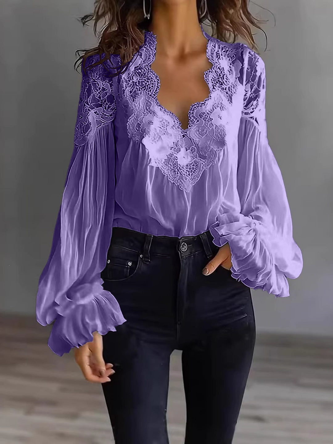 Damen Chiffon-Bluse mit Spitzen-V-Ausschnitt und weiten Plissee-Ärmeln Shop Nory