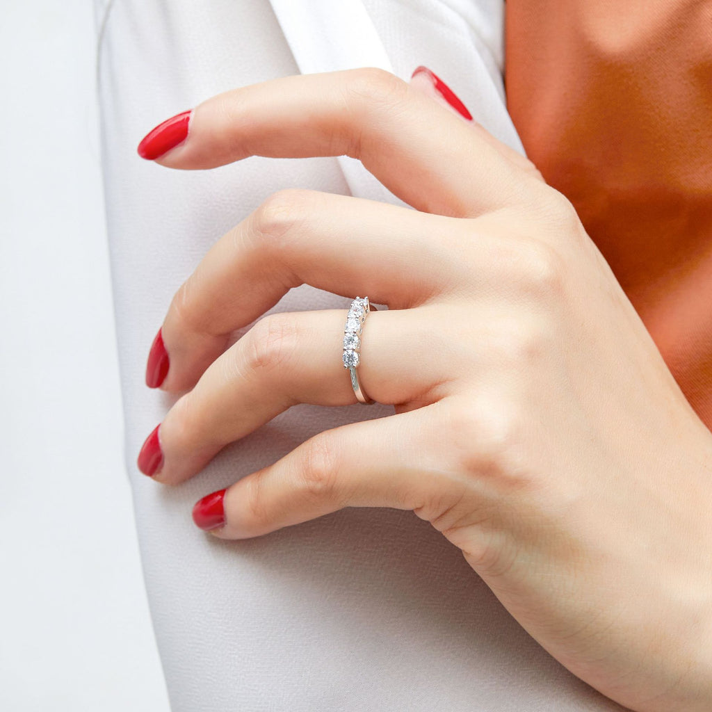 Damen Ring mit funkelnden Zirkonia-Steinen in eleganter Fassung Shop Nory