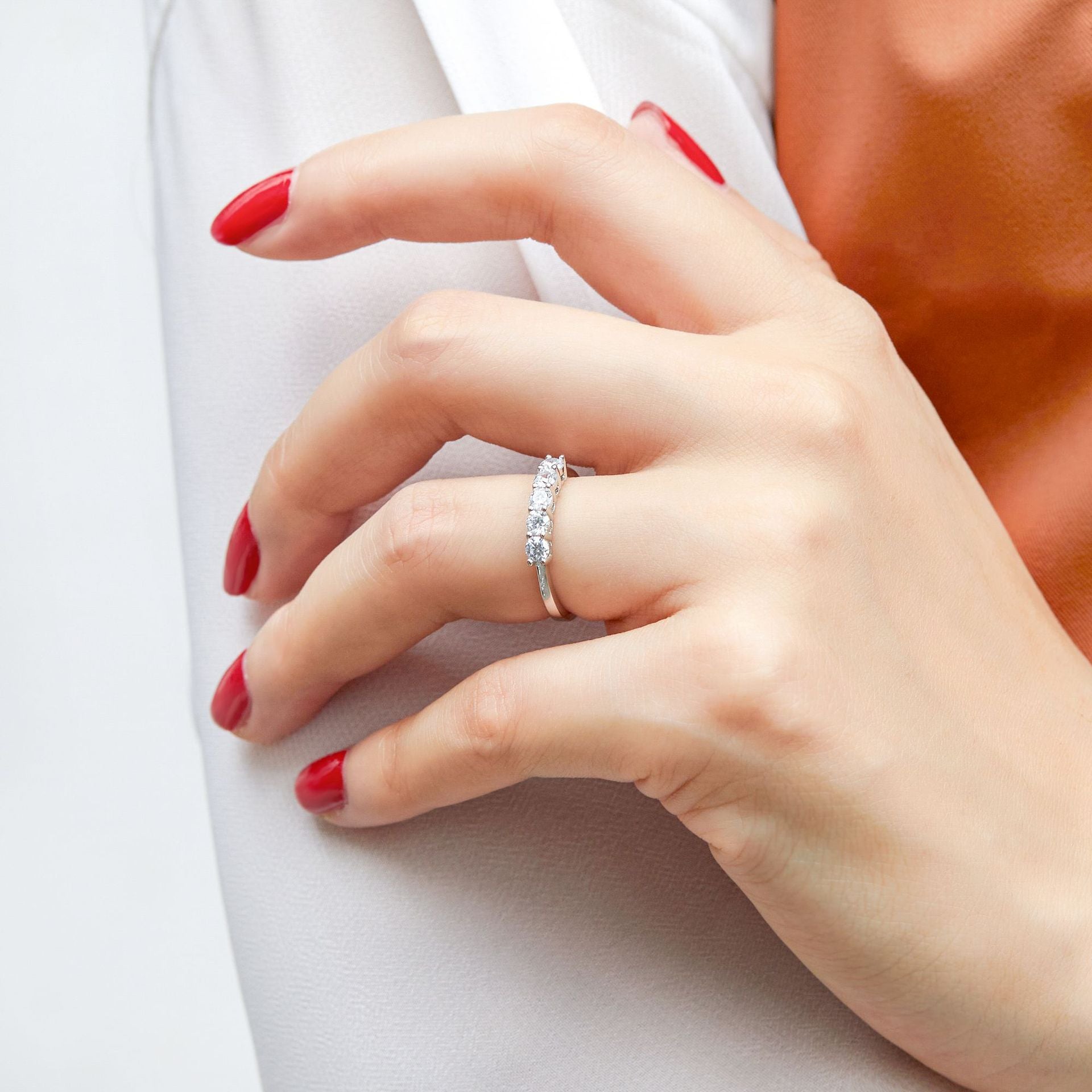 Damen Ring mit funkelnden Zirkonia-Steinen in eleganter Fassung Shop Nory