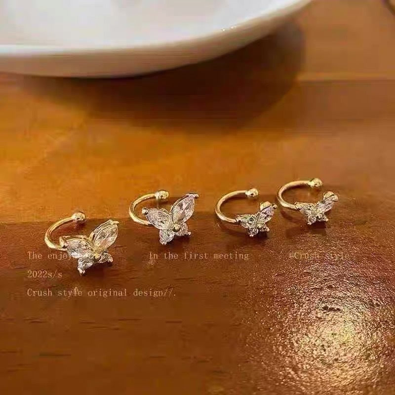 Damen Ohrstecker mit elegantem Blumenmotiv und funkelnden Kristallakzenten Shop Nory