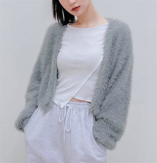 Damen Kurze flauschige Kunstfell-Cardigan mit offenem Schnitt und Raglanärmeln Shop Nory