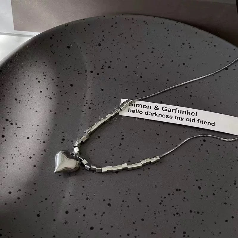Damen Halskette mit stilvollem Herzanhänger und eleganter Silberfassung Shop Nory