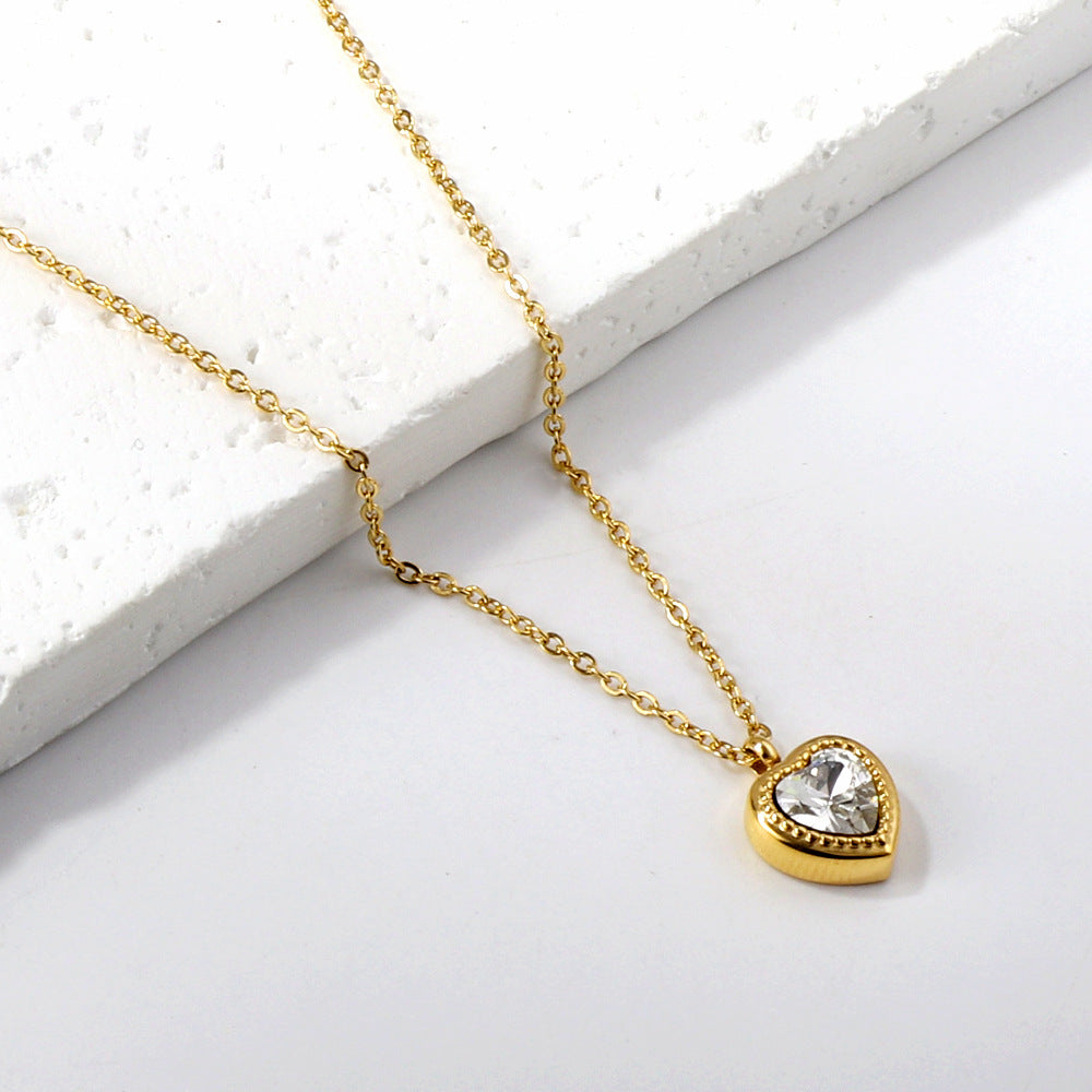 Damen Halskette mit herzförmigem Anhänger aus goldplattiertem Edelstahl und funkelndem Zirkonia Shop Nory
