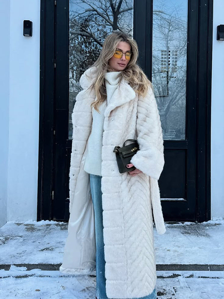Damen Maxi-Kunstfellmantel mit Kapuze und Chevron-Steppung Shop Nory