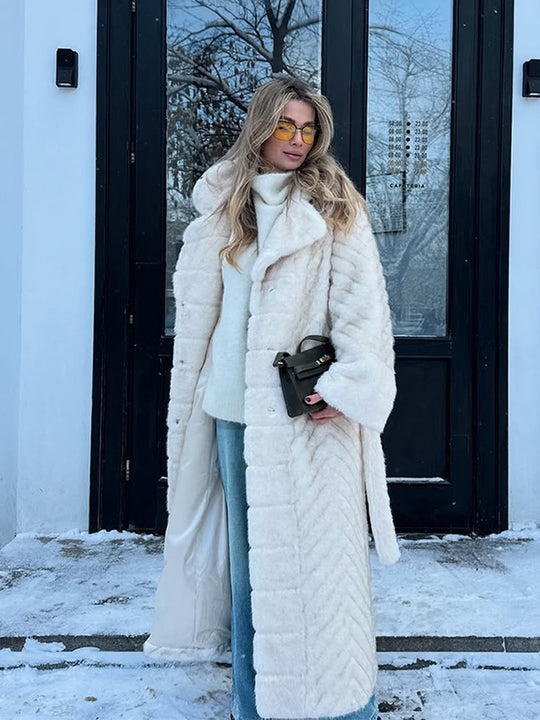 Damen Maxi-Kunstfellmantel mit Kapuze und Chevron-Steppung Shop Nory