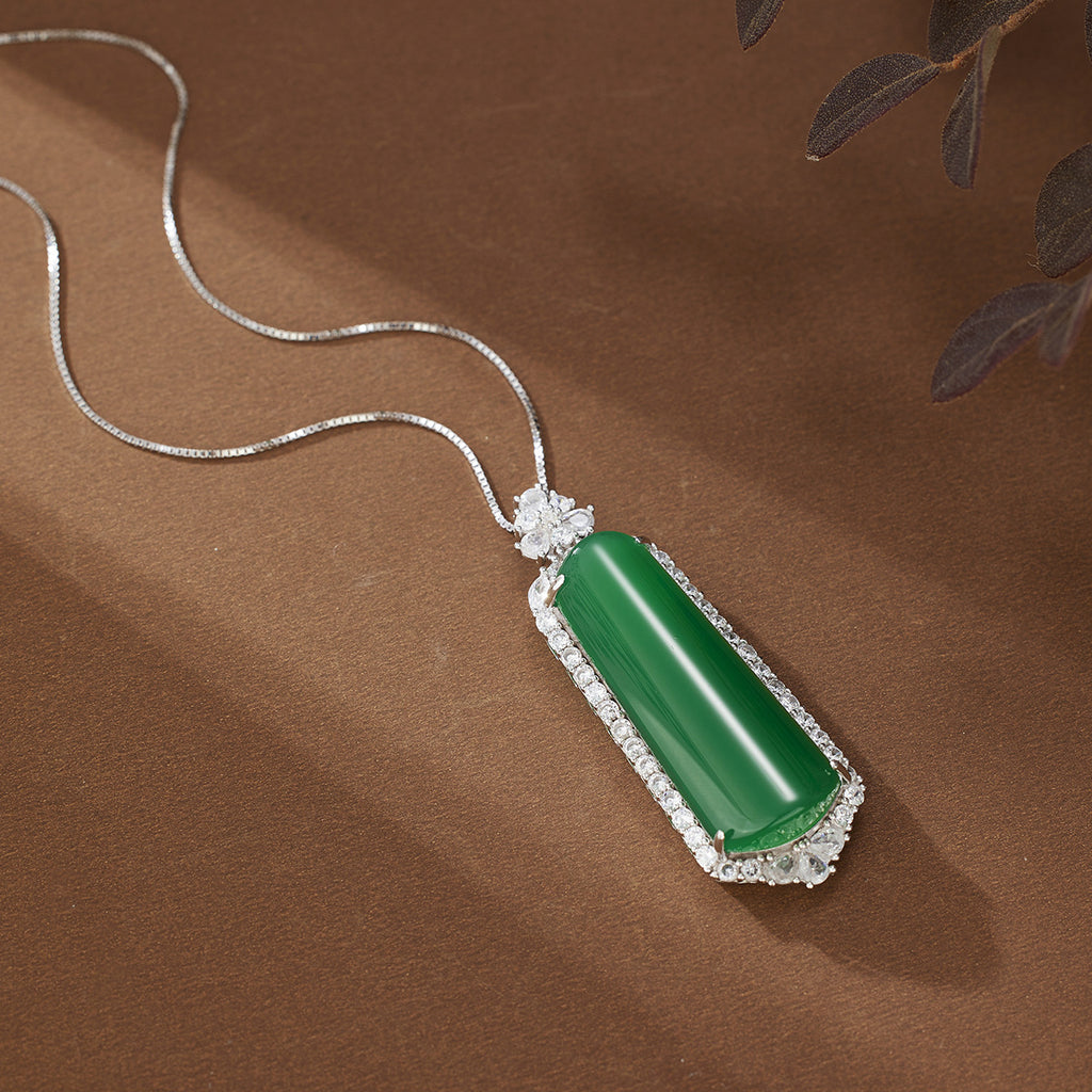 Damen elegante Halskette mit exquisite grünem Jade-Anhänger und funkelnden Zirkonia Shop Nory