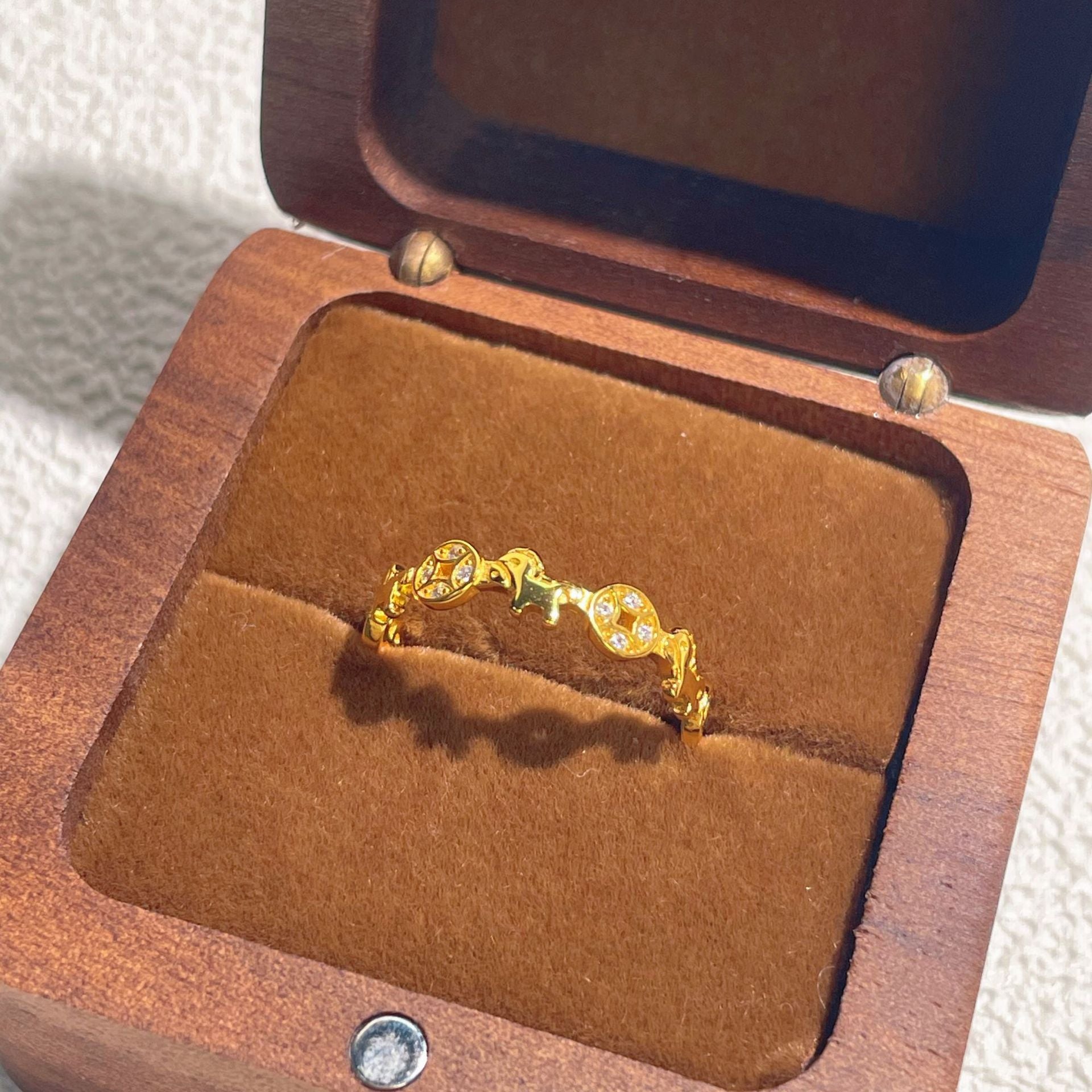 Damen Ring im einzigartigen Design mit funkelnden Zirkonia Shop Nory