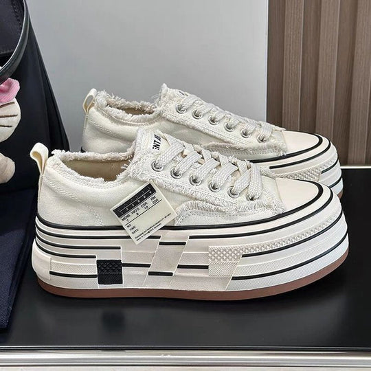 Damen modische Plateausneaker mit ausgefranstem Design und tiefem Profil