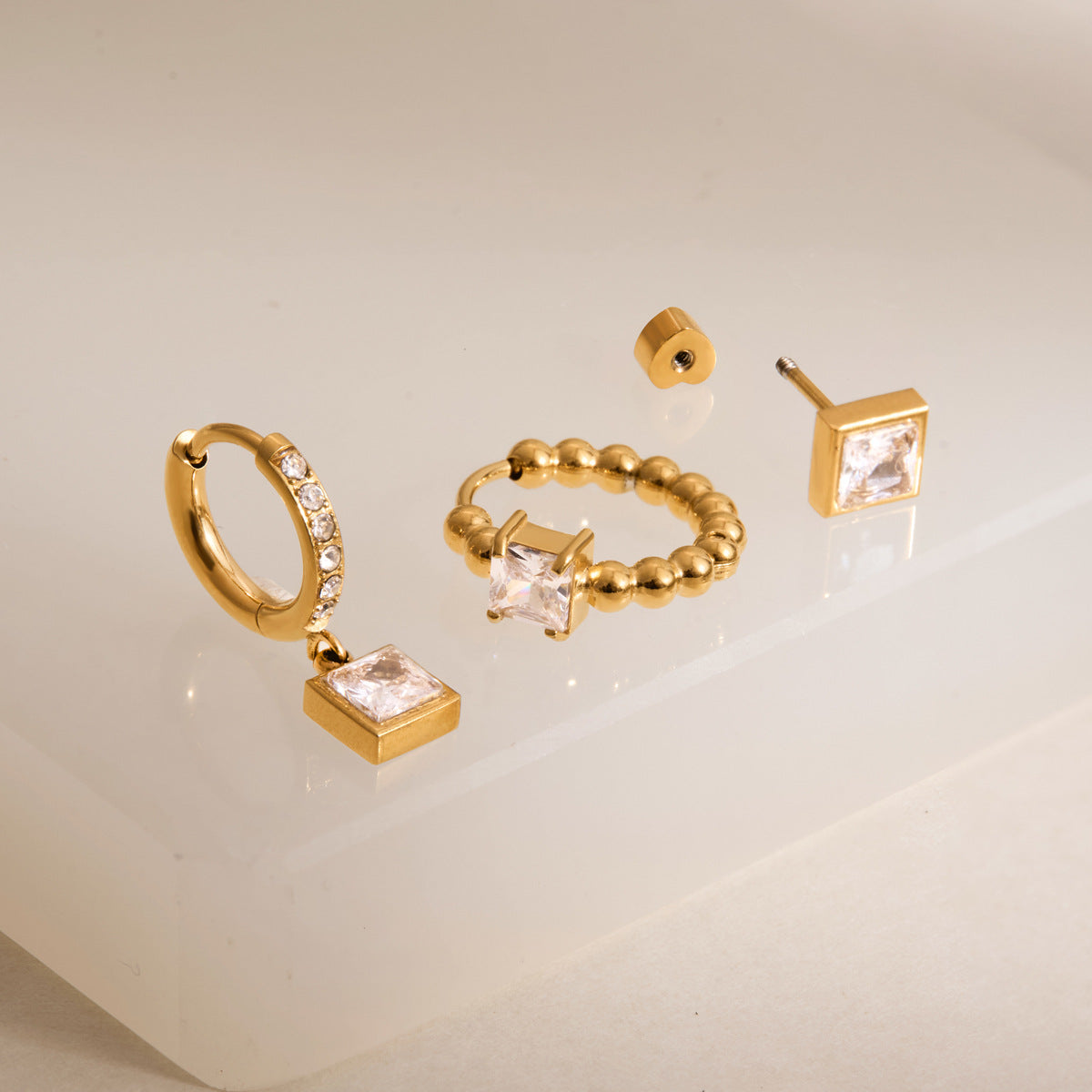 Damen Ohrhänger mit funkelnden Zirkonia und elegantem Kugeldesign Shop Nory