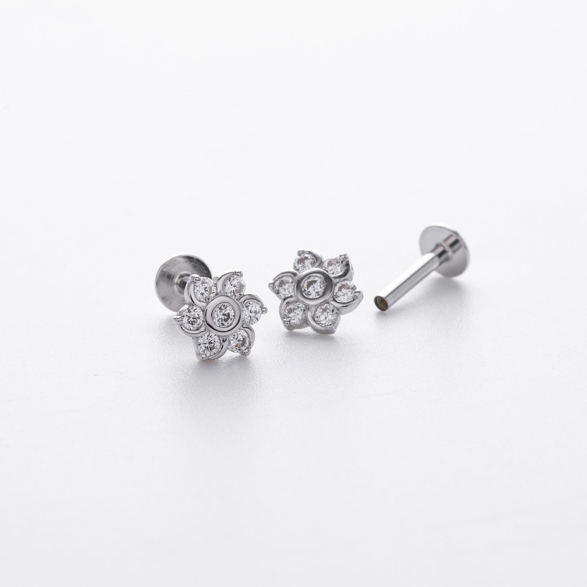 Damen Ohrstecker mit funkelnden Zirkonblüten aus hochwertigem 925 Sterling Silber Shop Nory