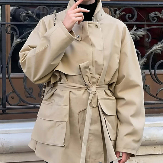 Damen Taillierte Übergangsjacke mit Stehkragen, Schultercape und Bindegürtel Shop Nory