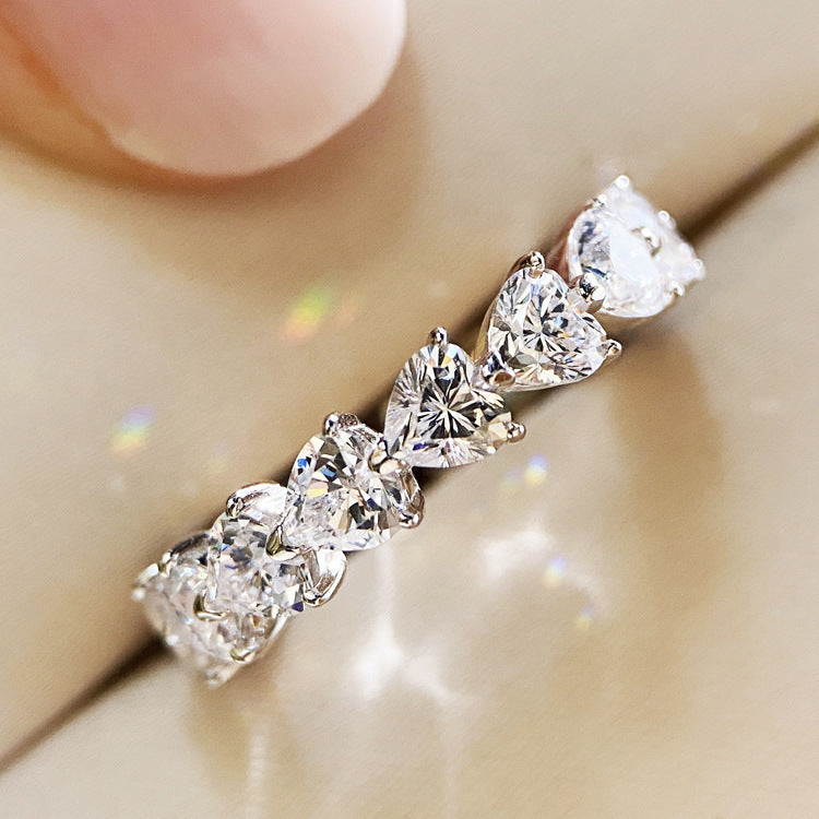 Damen Funkelnder Diamant-Cocktailring mit Herz-Akzenten Shop Nory