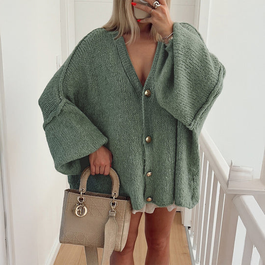 Damen nan Bouclé-Oversize-Cardigan mit tiefem V-Ausschnitt, Kimonoärmeln und goldenen Zierknöpfen Shop Nory