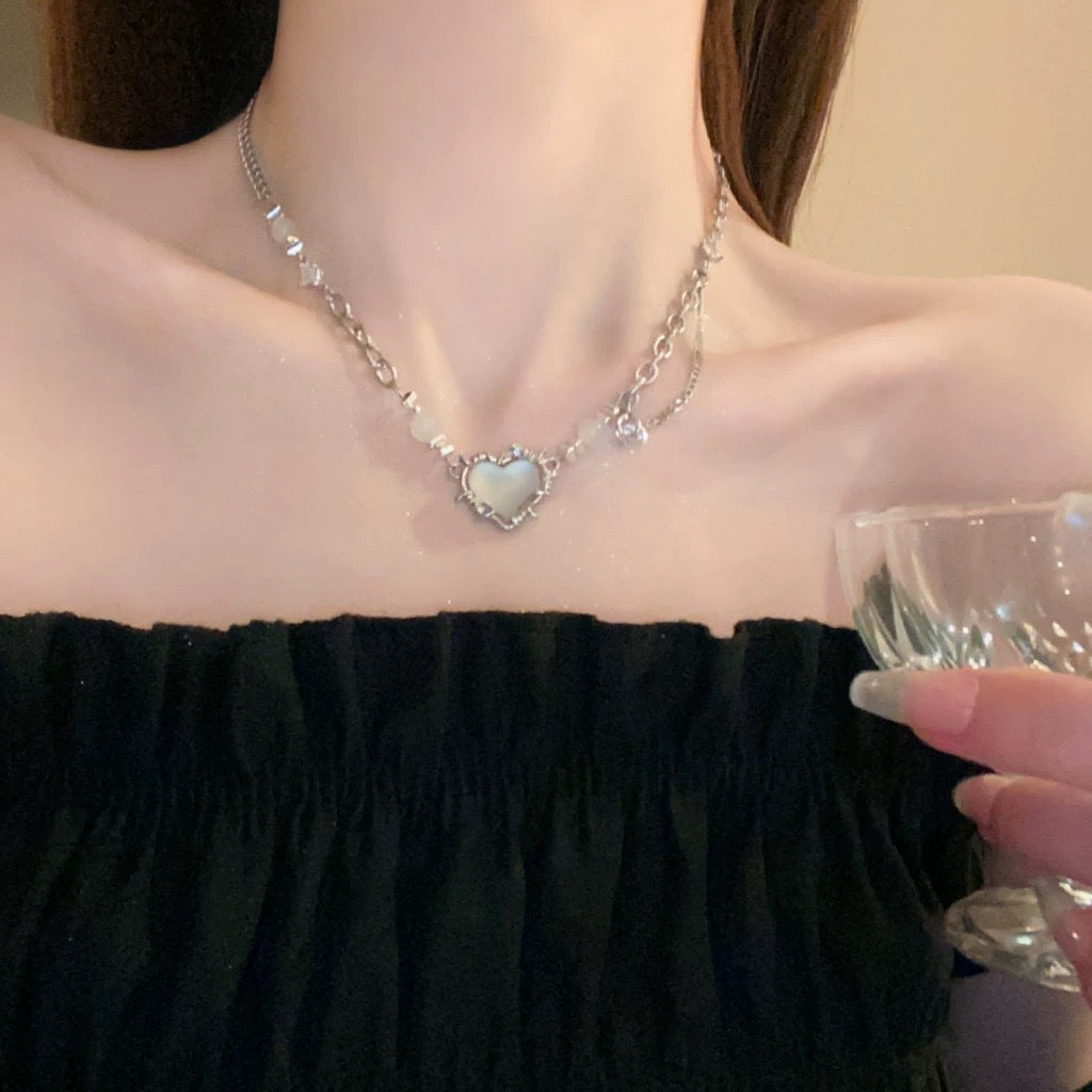 Damen Halskette mit herzförmigem Anhänger und eleganten Steinperlen Shop Nory