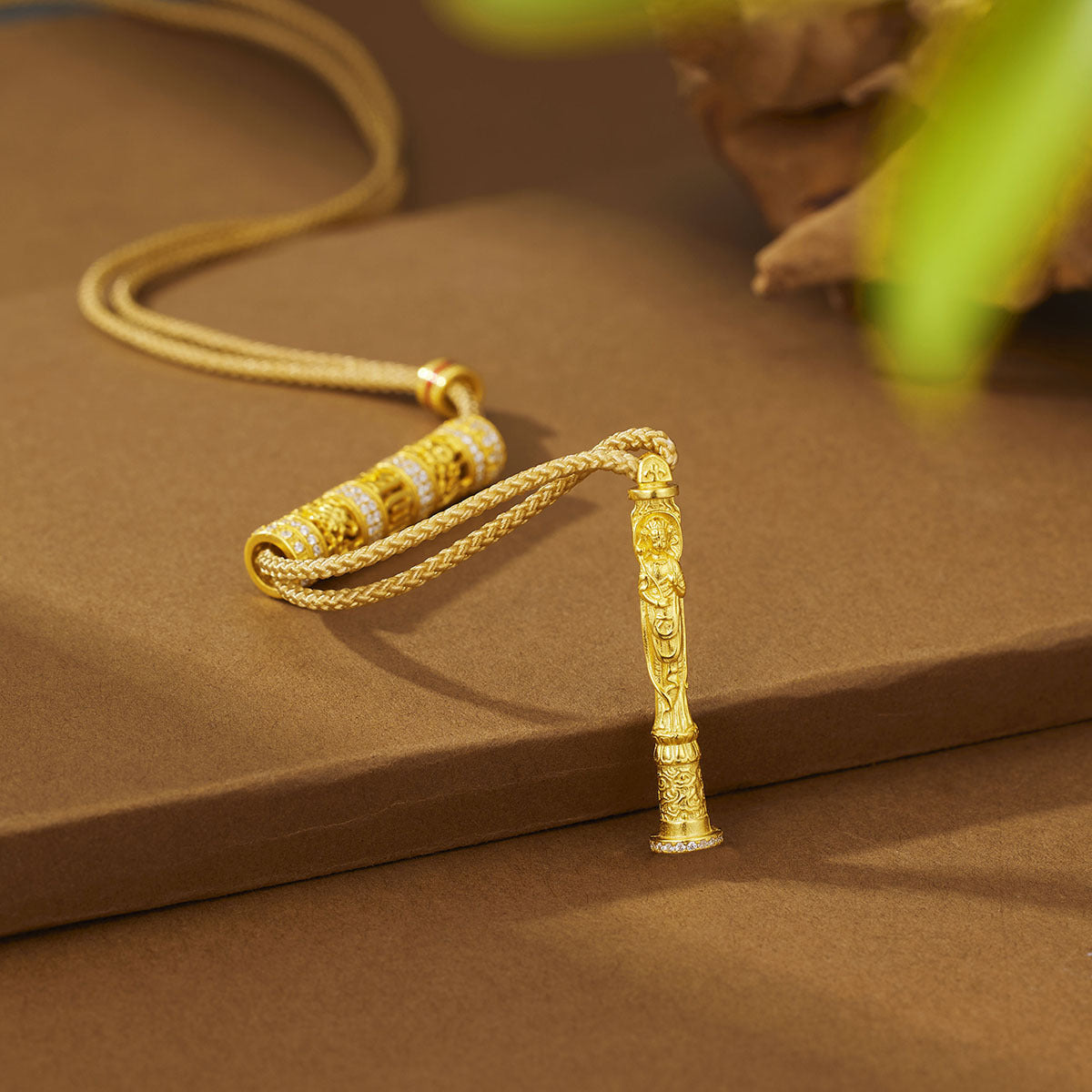 Damen eleganter Anhänger aus hochwertigem Gold mit diamantähnlichen Details Shop Nory