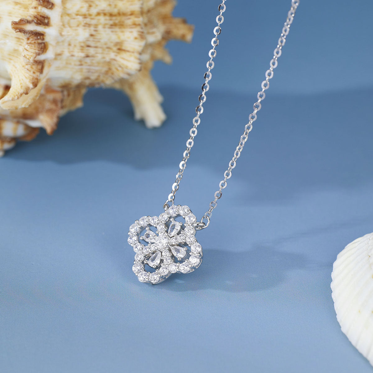 Damen filigrane Halskette mit kunstvoll gestaltetem Blumenanhänger und funkelnden Zirkonia Shop Nory