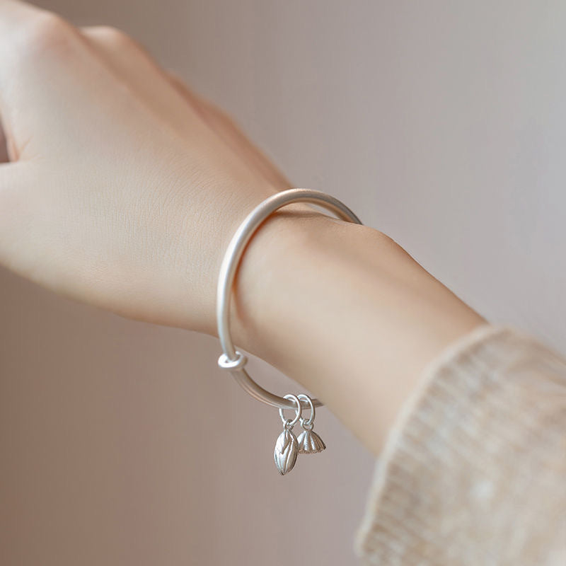 Damenarmband mit filigranem Blattmotiv und funkelnden Akzenten Shop Nory