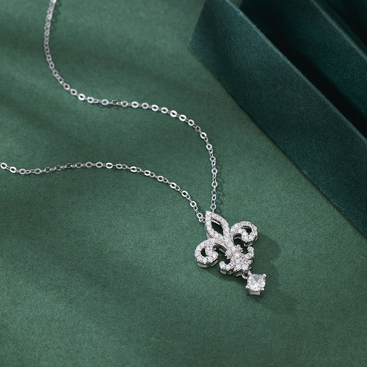 Damen elegante Halskette mit filigranem Lilienanhänger und funkelnden Zirkonia Shop Nory
