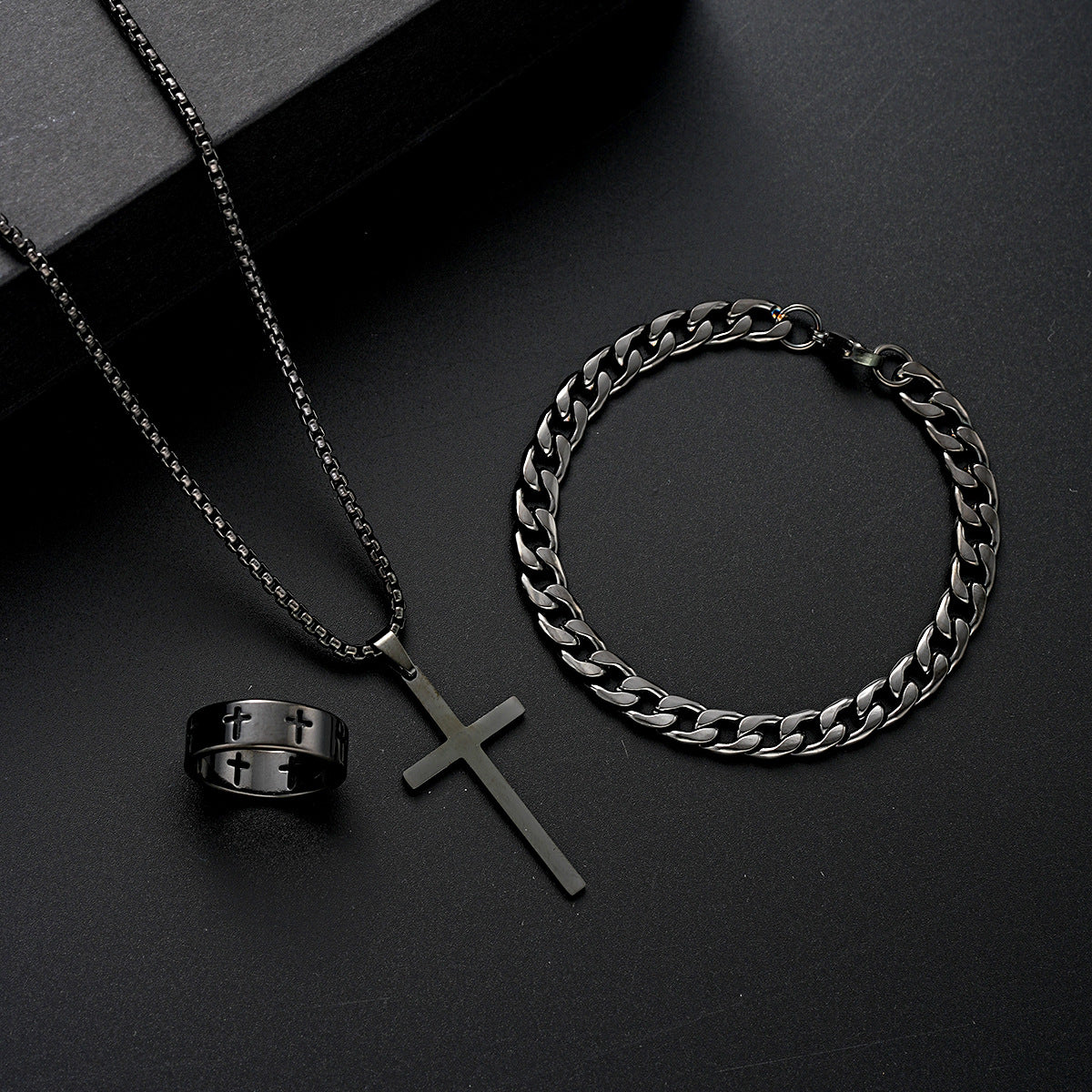 Herren Schmuckset aus robustem Edelstahl mit einzigartigem Kreuzanhänger und stilvollen Details Shop Nory