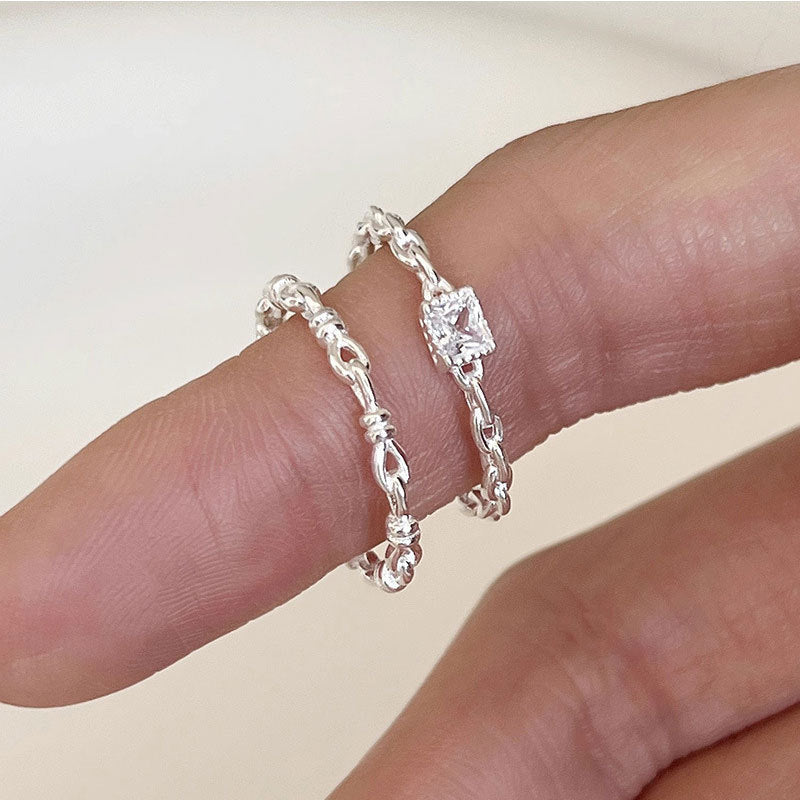 Damen eleganter Ring mit hochwertiger Zirkonia-Fassung und filigranem Kettendesign Shop Nory
