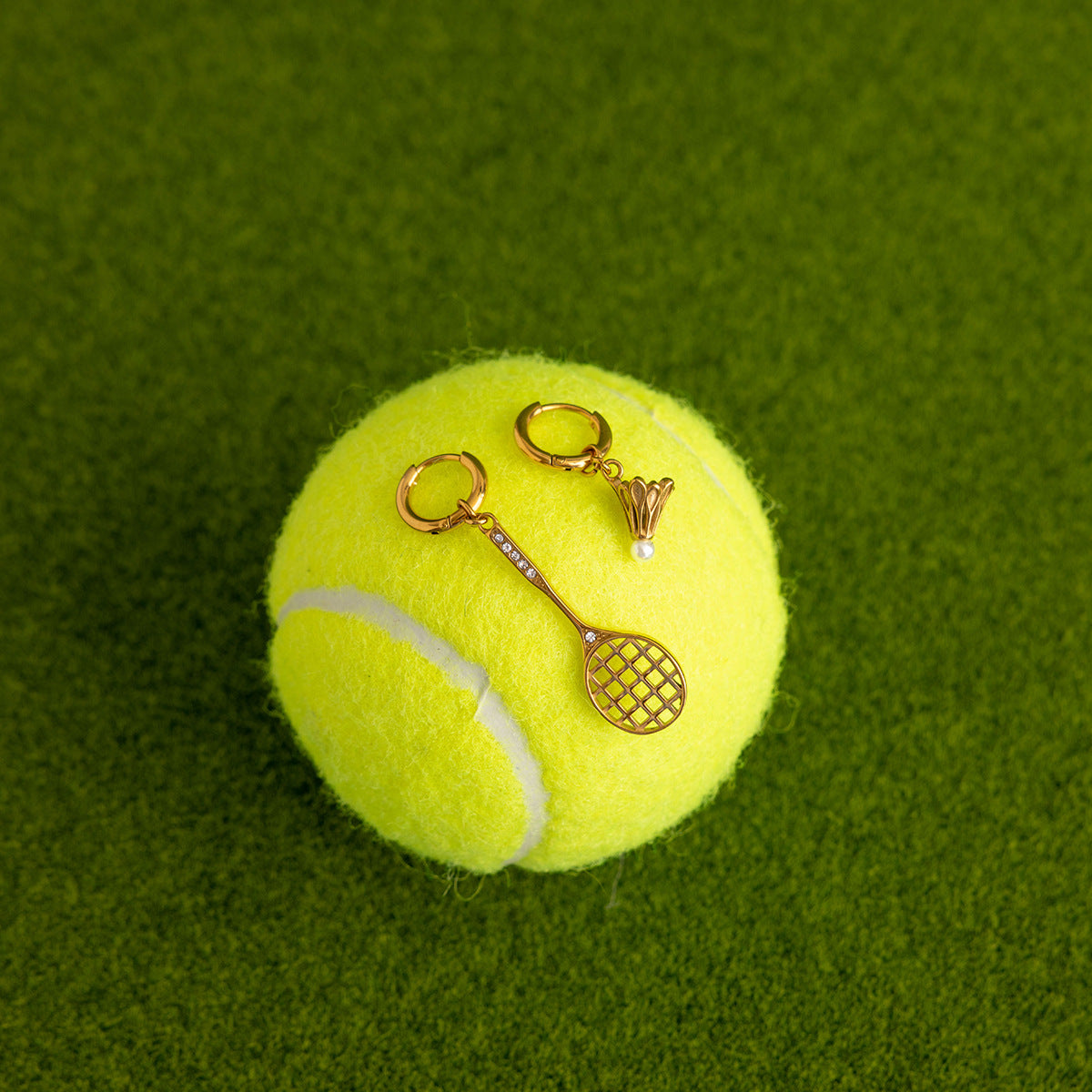 Damen Ohrhänger im sportlichen Badminton-Design mit luxuriös funkelnden Zirkonia Elemente Shop Nory