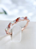 Damen Ring mit funkelnden Opalen und facettierten Granatsteinen Shop Nory