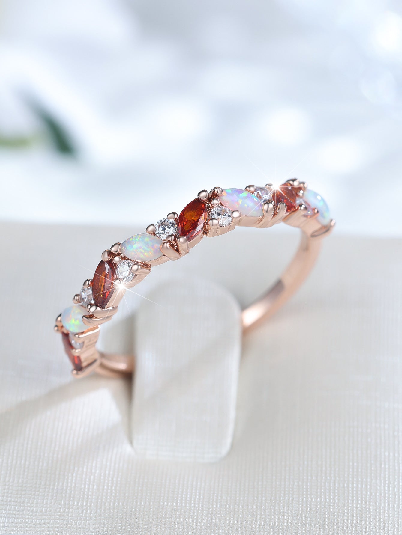 Damen Ring mit funkelnden Opalen und facettierten Granatsteinen Shop Nory
