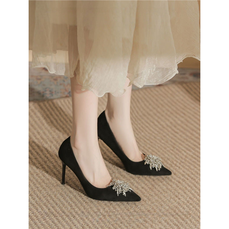 Damen spitz zulaufende Samt‑Pumps mit hohem Stiletto und Kristallbrosche Shop Nory