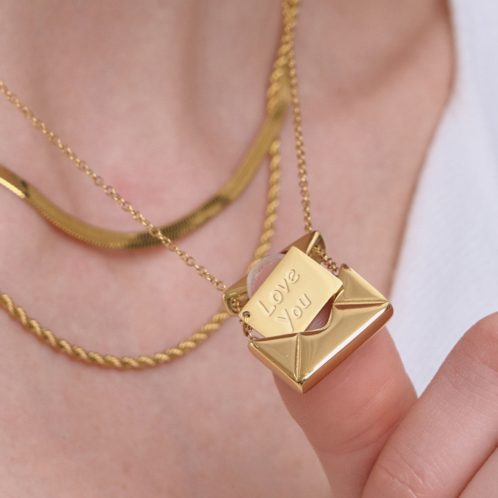Damen Halskette mit herzförmigem Anhänger und eleganter Liebesbotschaft Shop Nory