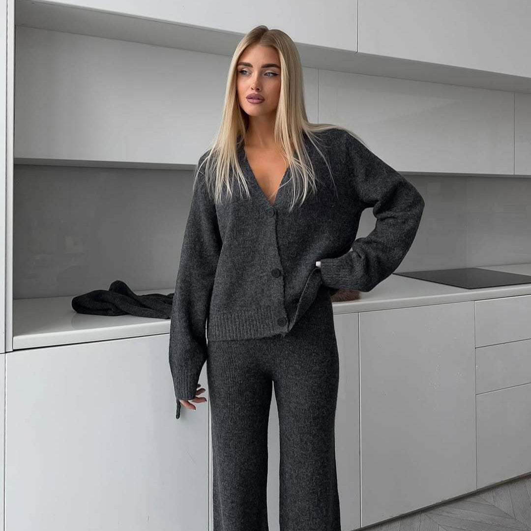 Damen kuscheliges Feinstrick-Cardigan-Set mit V-Ausschnitt und hochgeschnittener Schlaghose Shop Nory