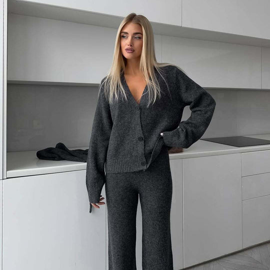 Damen kuscheliges Feinstrick-Cardigan-Set mit V-Ausschnitt und hochgeschnittener Schlaghose Shop Nory