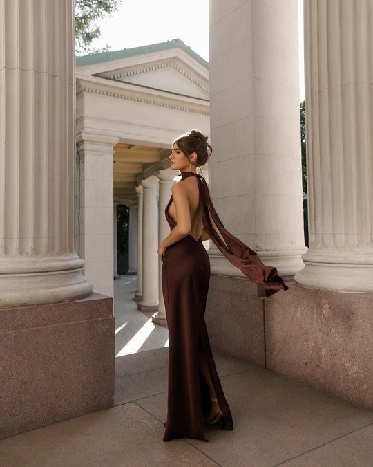 Damen Abendkleid mit elegantem Rückenausschnitt und fließendem Stoff